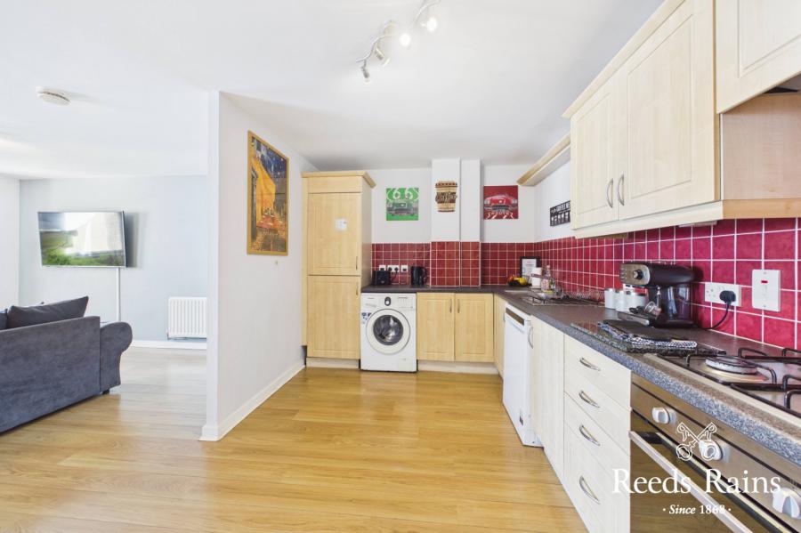 Apartment 11 17, Queens Square