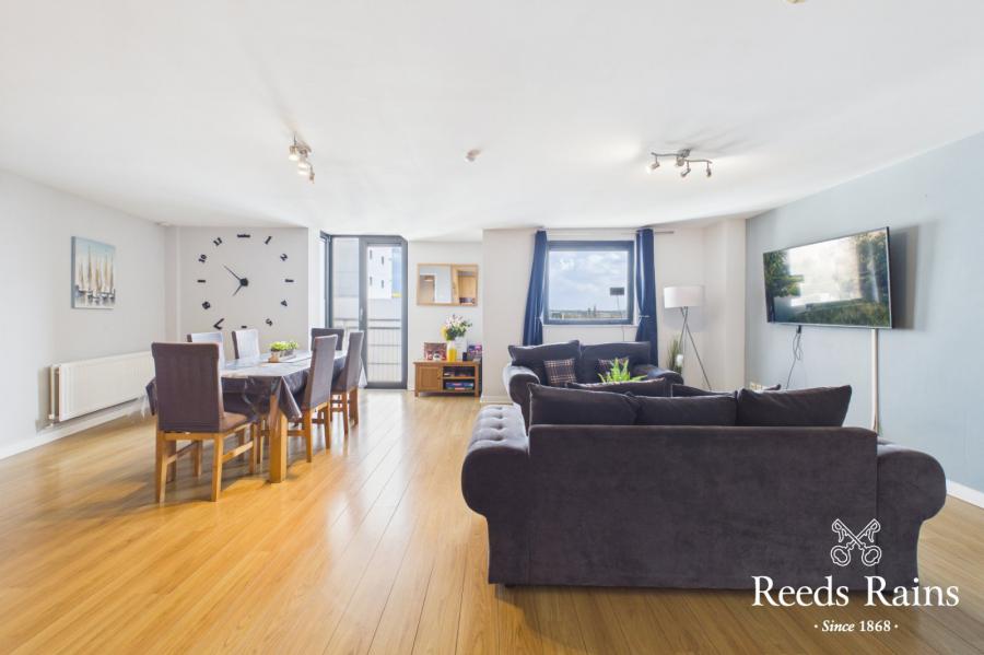 Apartment 11 17, Queens Square