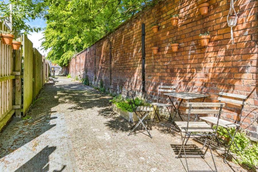 68 Rosebery Road
