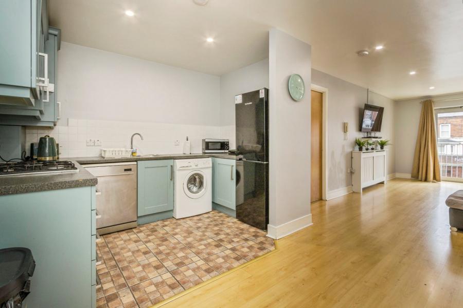 Flat 2 South Studios, 85 Tates Avenue