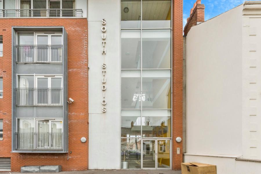 Flat 2 South Studios, 85 Tates Avenue