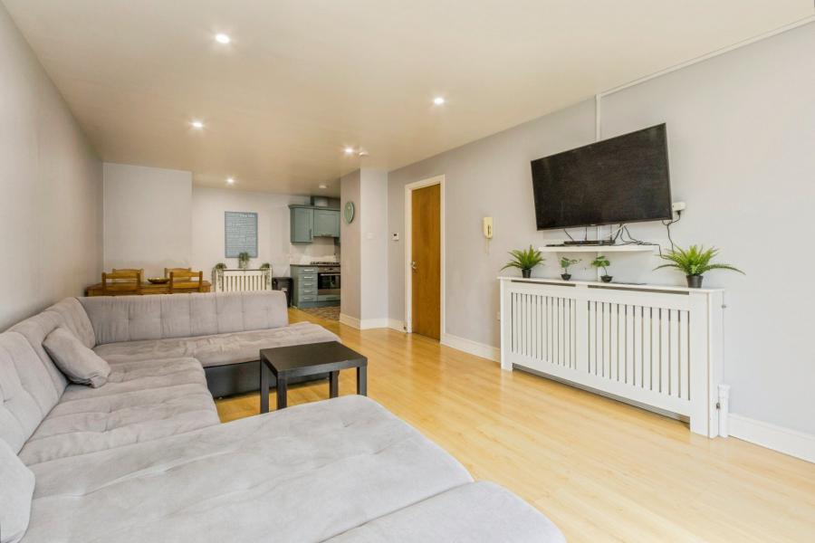 Flat 2 South Studios, 85 Tates Avenue