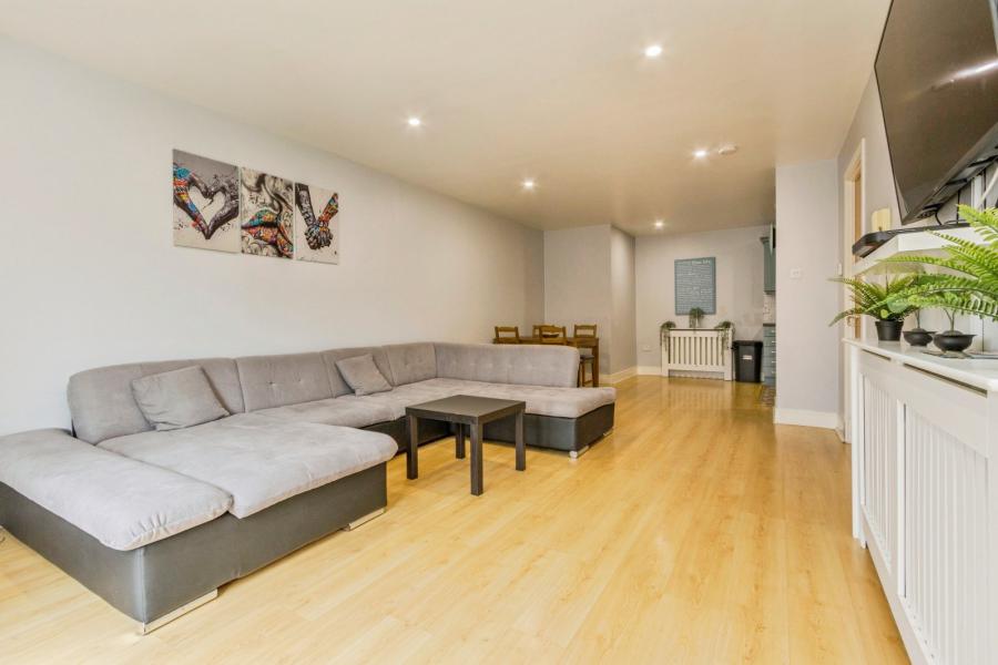 Flat 2 South Studios, 85 Tates Avenue