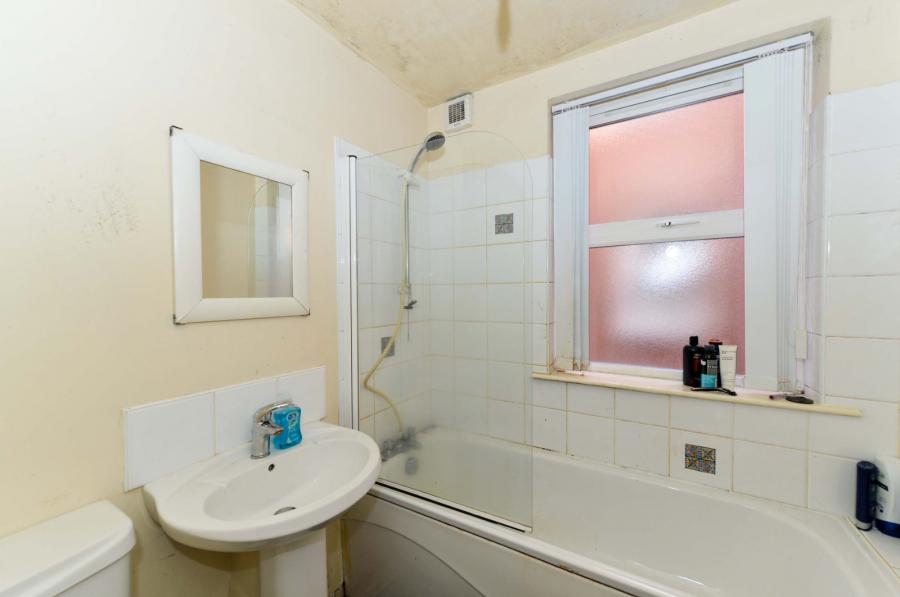 Flat 2, 97 Eglantine Avenue
