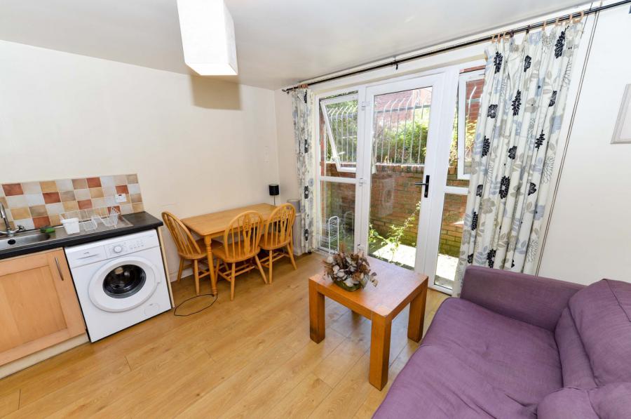 Flat 2, 97 Eglantine Avenue
