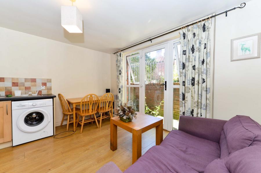 Flat 2, 97 Eglantine Avenue
