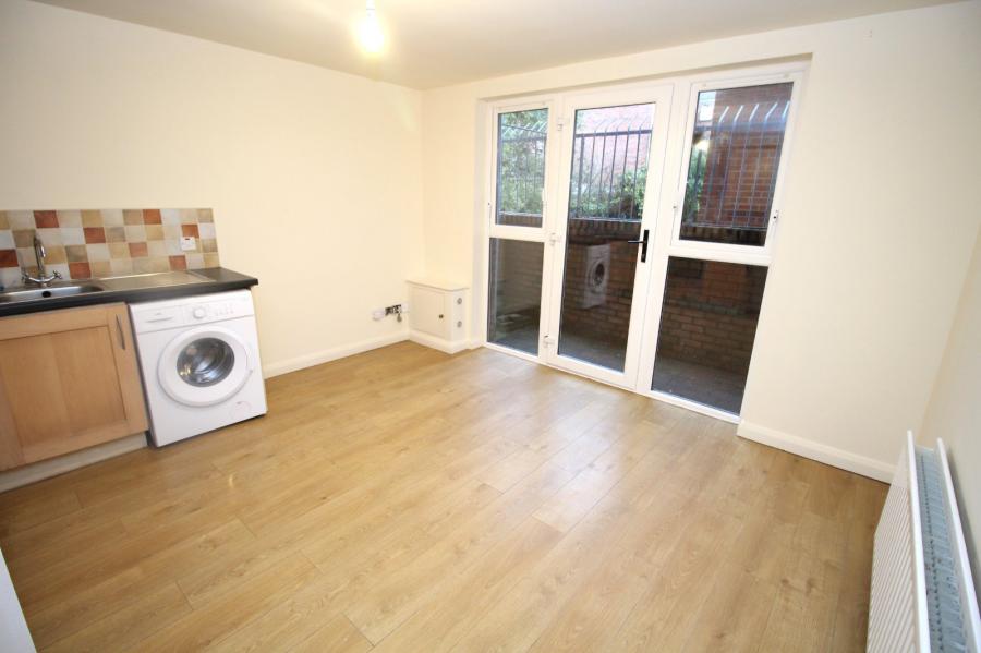 Flat 2, 97 Eglantine Avenue Flat 2, 97 Eglantine Avenue