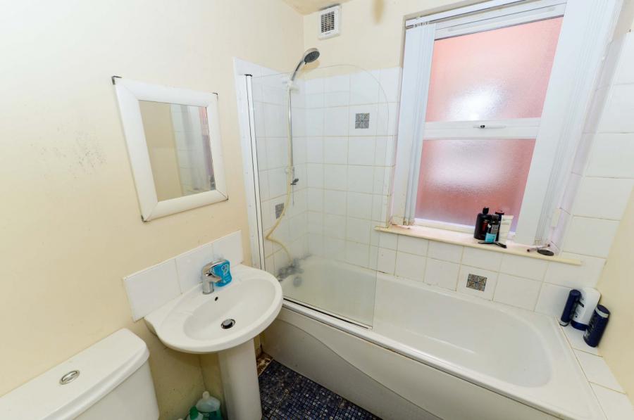 Flat 2, 97 Eglantine Avenue