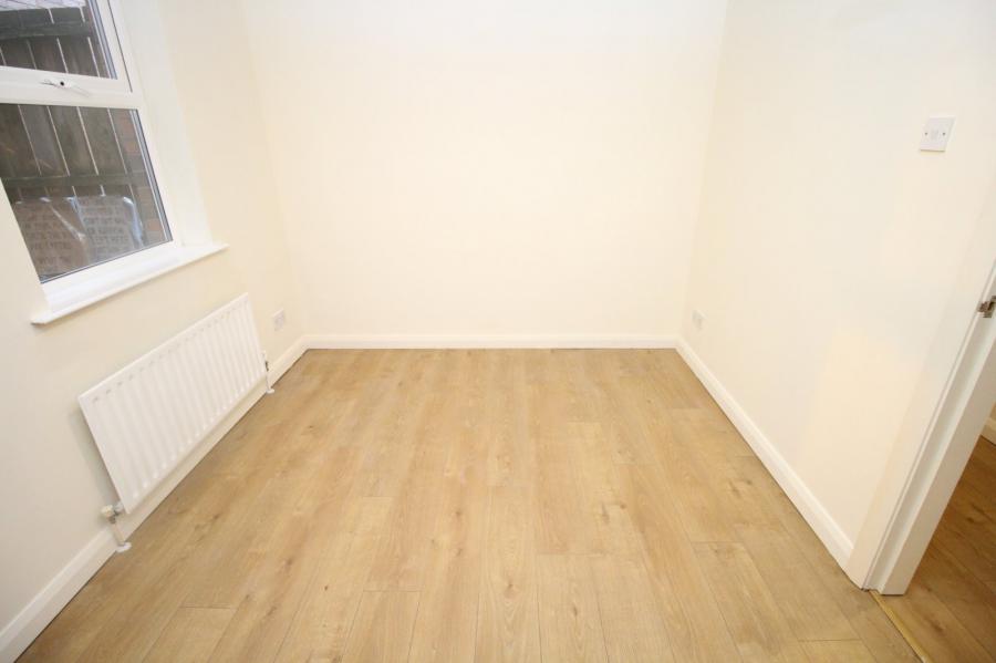 Flat 2, 97 Eglantine Avenue