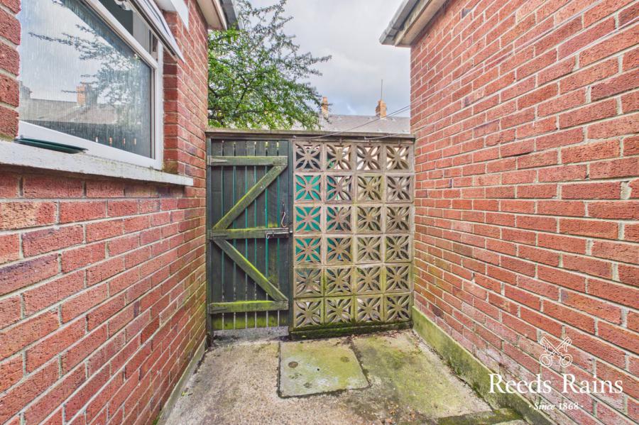 19 Whitehall Gardens