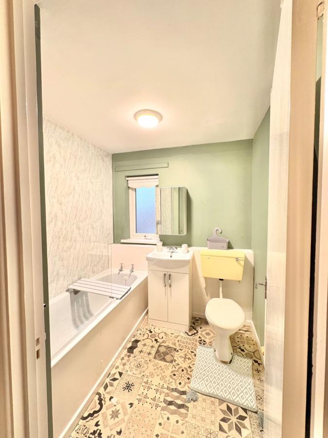 2 Catherine Street North