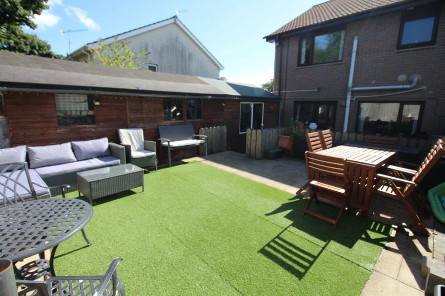 18 Leicester Park