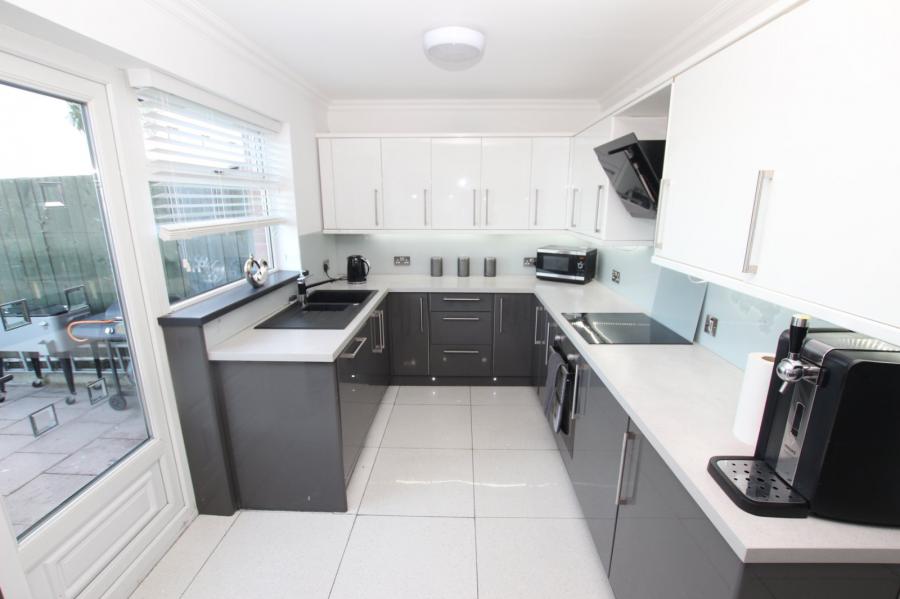 8 Loughview Manor