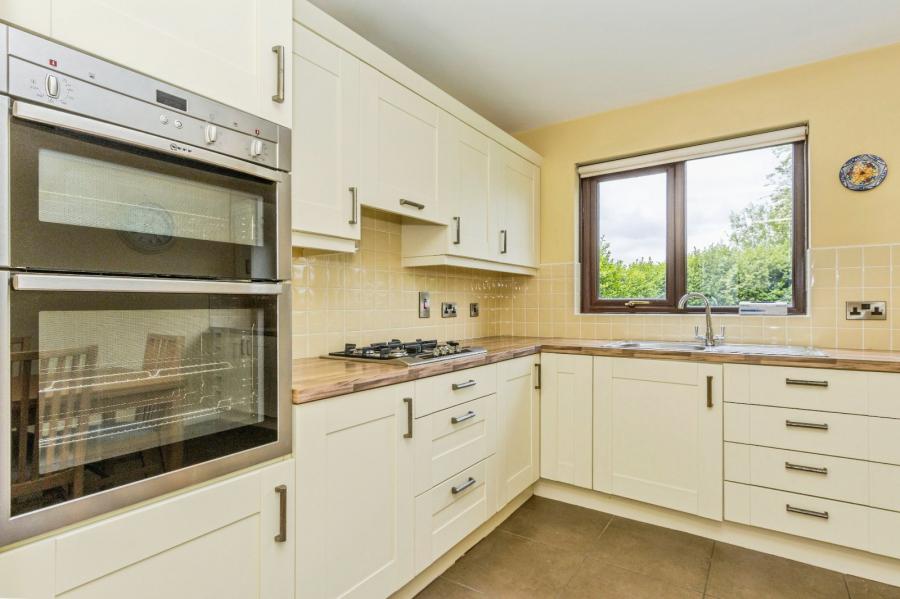 26 Kirkwoods Park