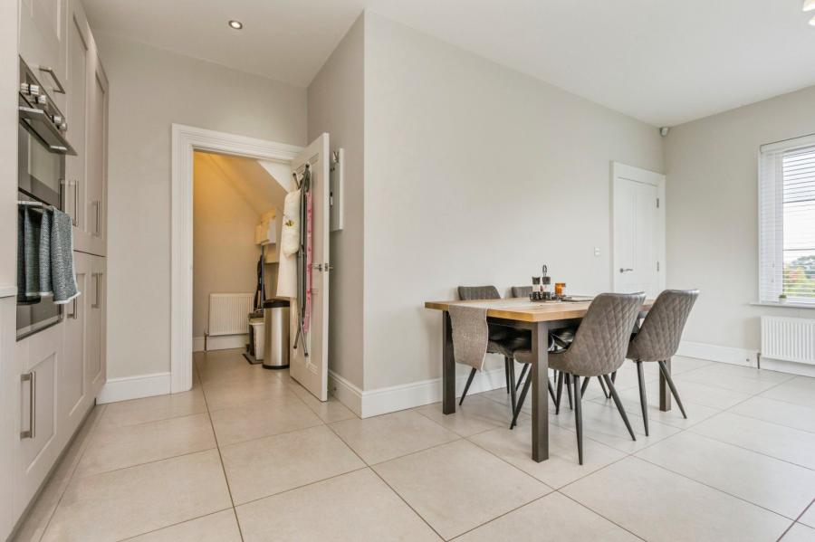 20 Fairfields Manor