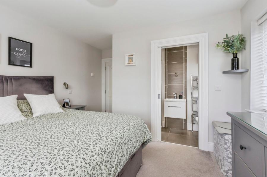 20 Fairfields Manor