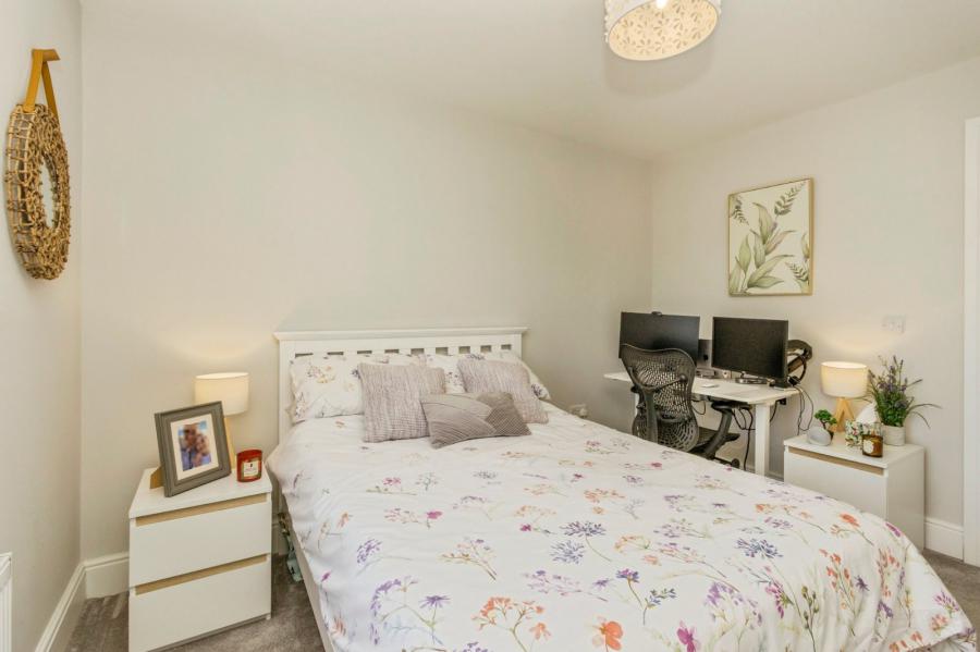 20 Fairfields Manor