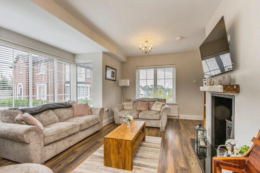 20 Fairfields Manor