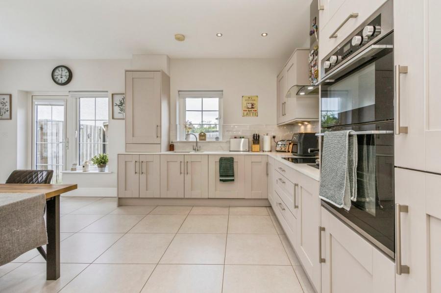20 Fairfields Manor