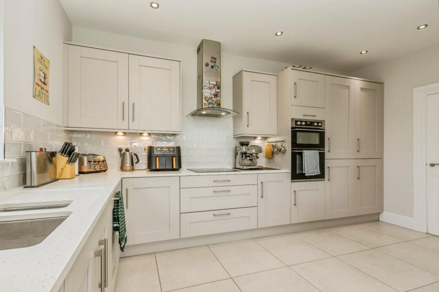 20 Fairfields Manor