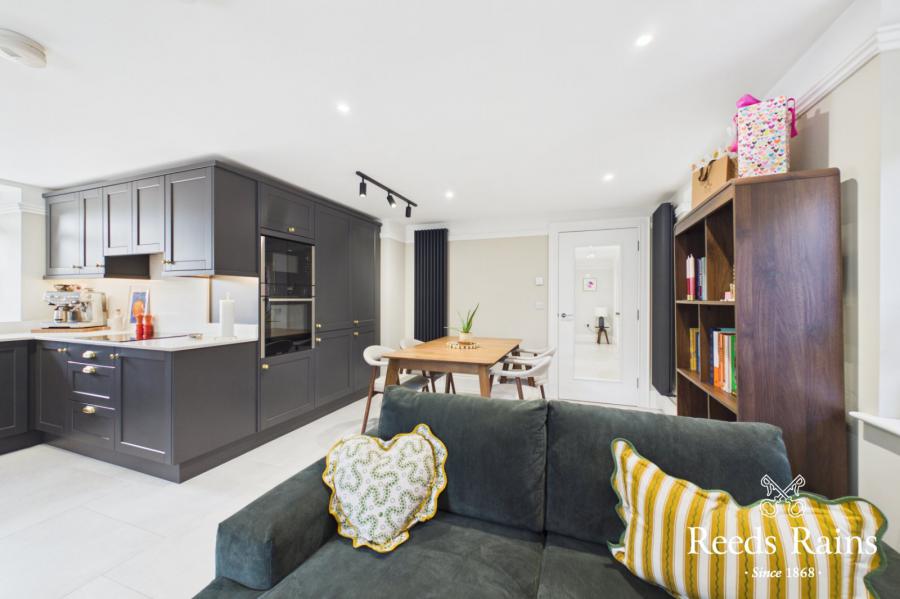Apartment 8, 6 Lady Ishbel Boulevard