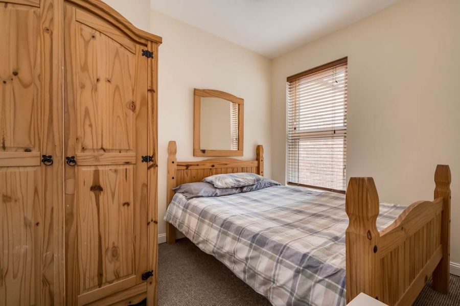 65 Sandhurst Gardens