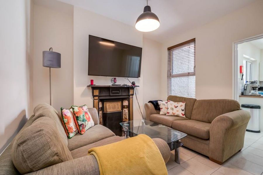 65 Sandhurst Gardens