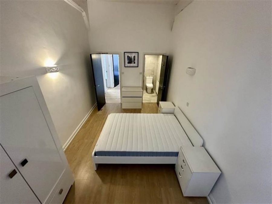 001 Somerset Studios