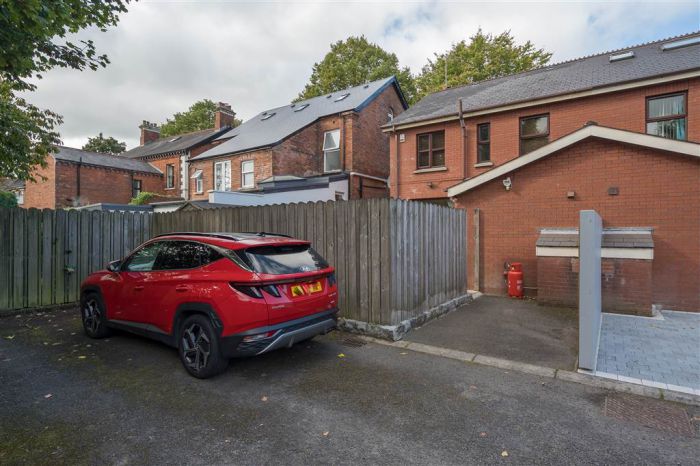 694b Ravenhill Road