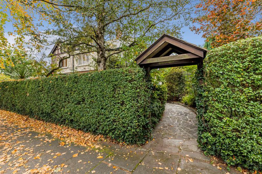 21 Myrtlefield Park