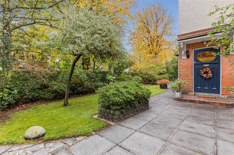21 Myrtlefield Park