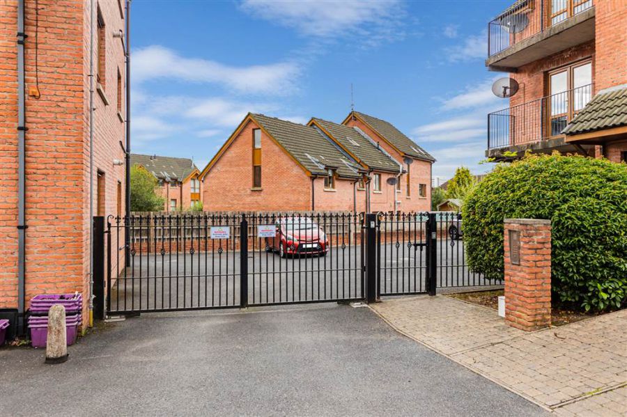 Apt 34 2 Annadale Square