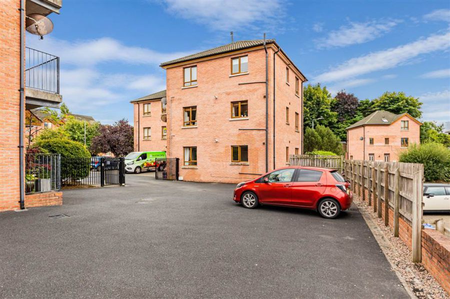 Apt 34 2 Annadale Square