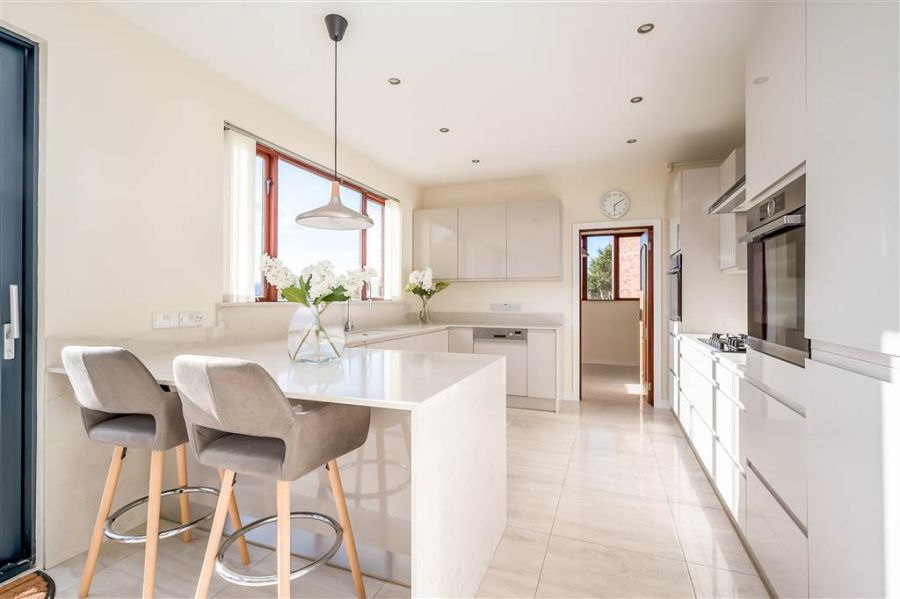 8 Royal Lodge Mews