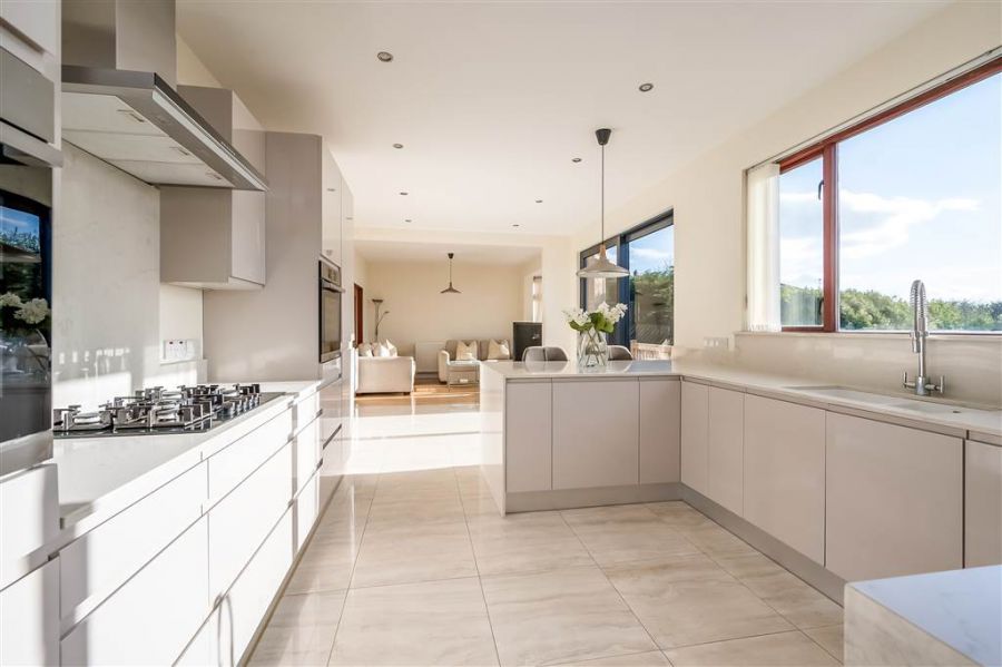 8 Royal Lodge Mews