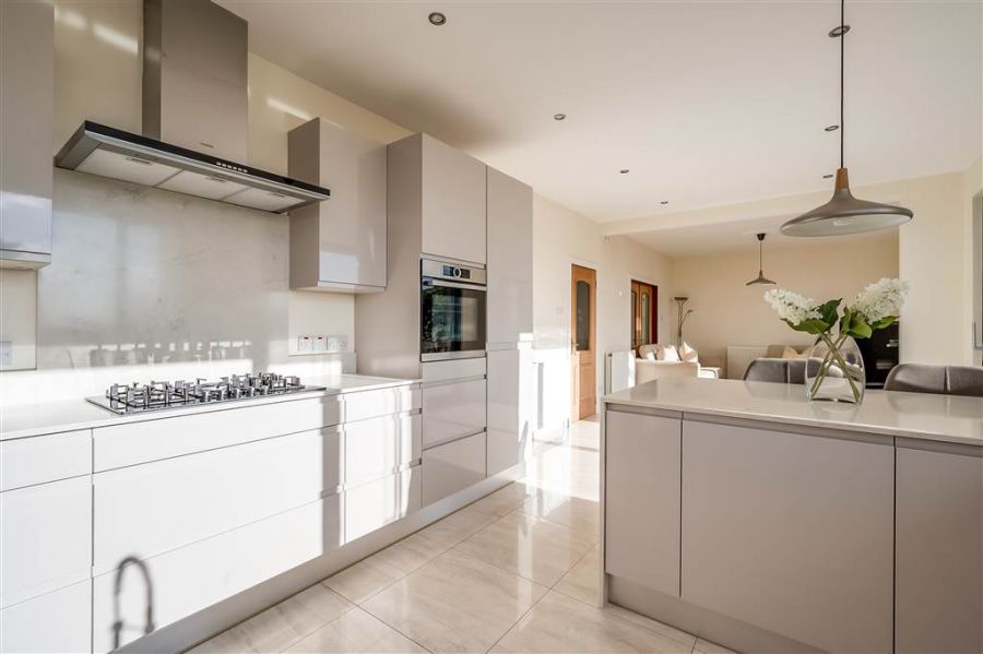 8 Royal Lodge Mews