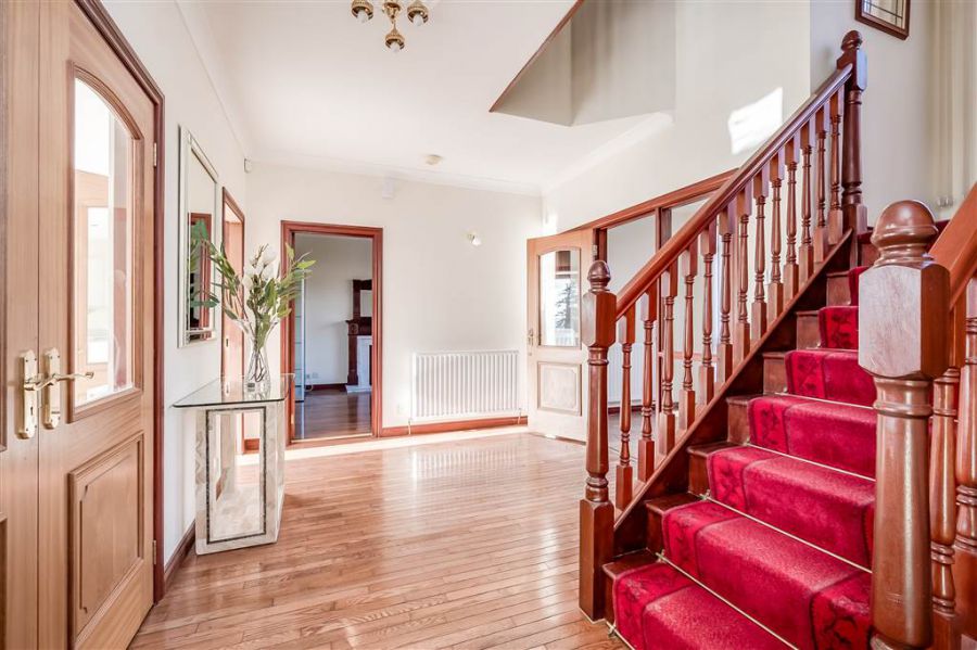 8 Royal Lodge Mews