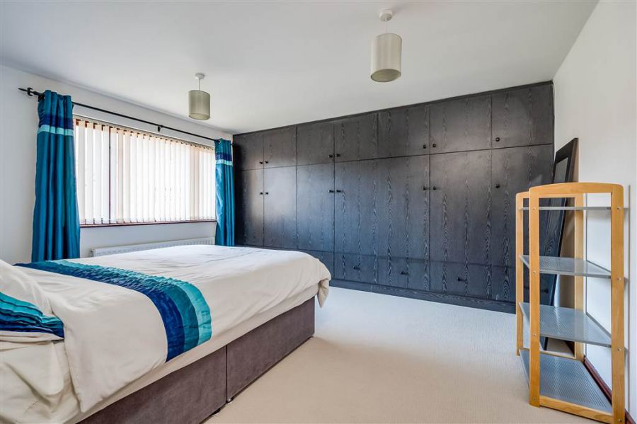 8 Royal Lodge Mews