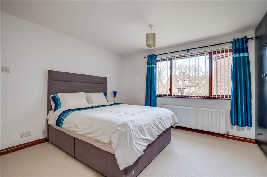 8 Royal Lodge Mews