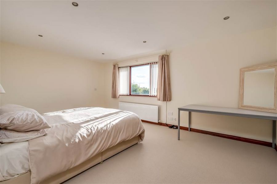 8 Royal Lodge Mews