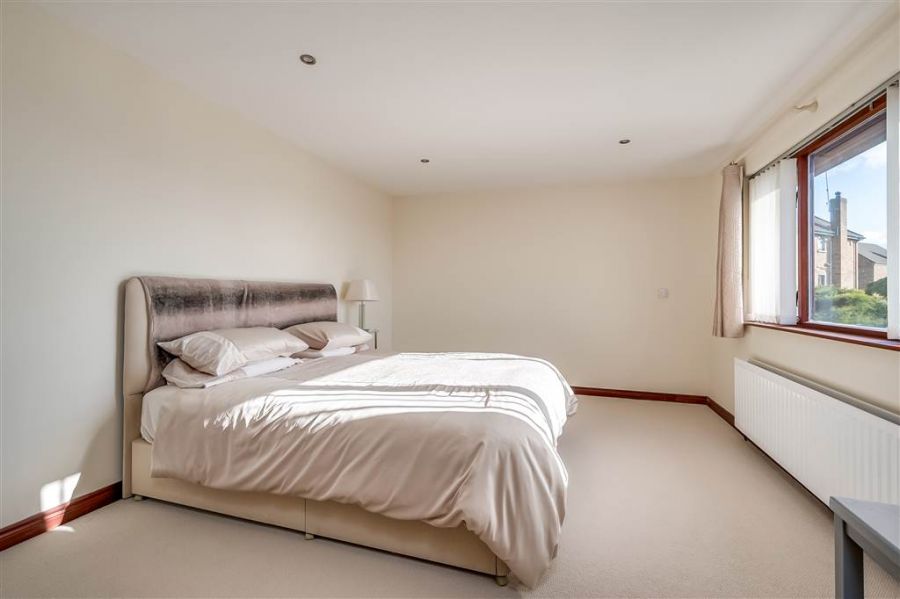 8 Royal Lodge Mews