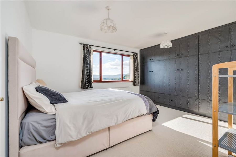 8 Royal Lodge Mews