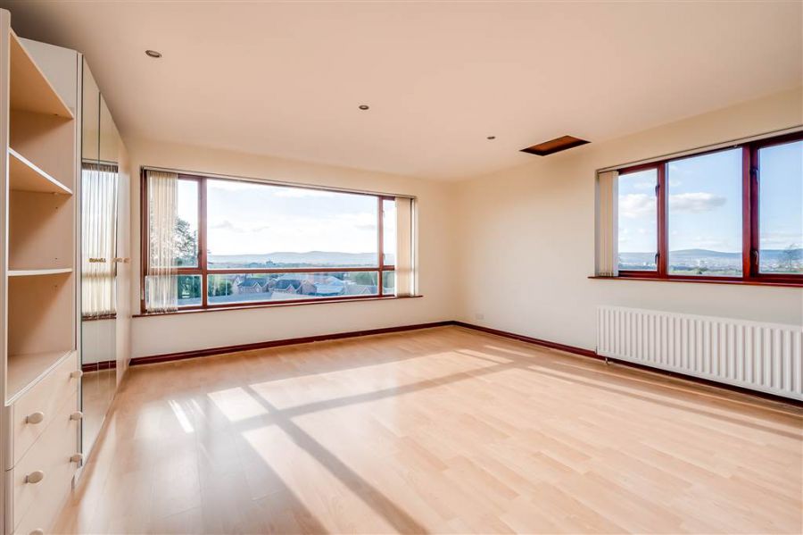 8 Royal Lodge Mews