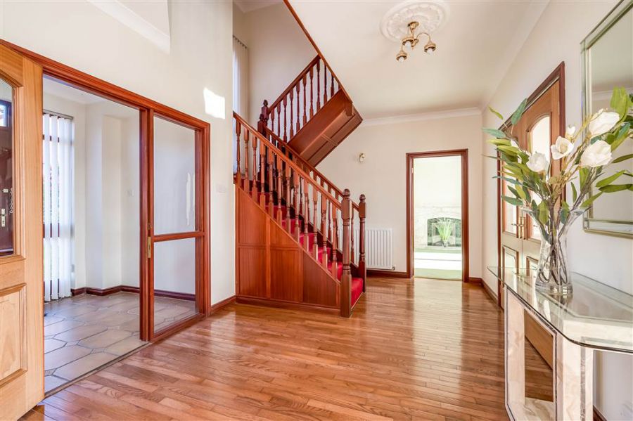 8 Royal Lodge Mews