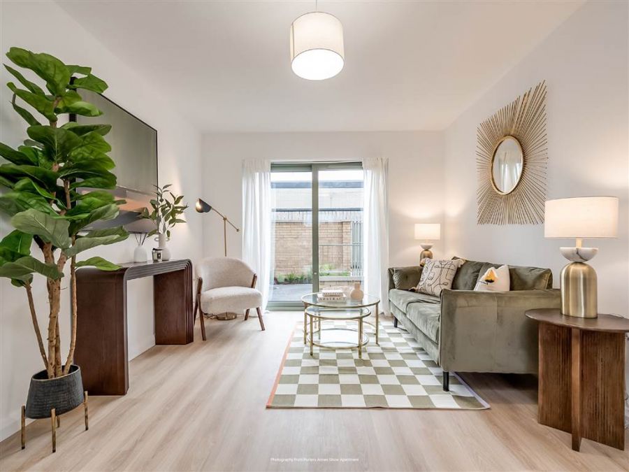 Apt 10 Essex Mews