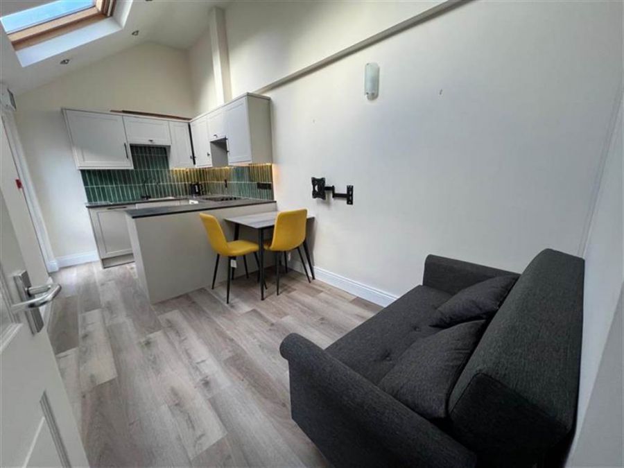 11b Rushfield Avenue