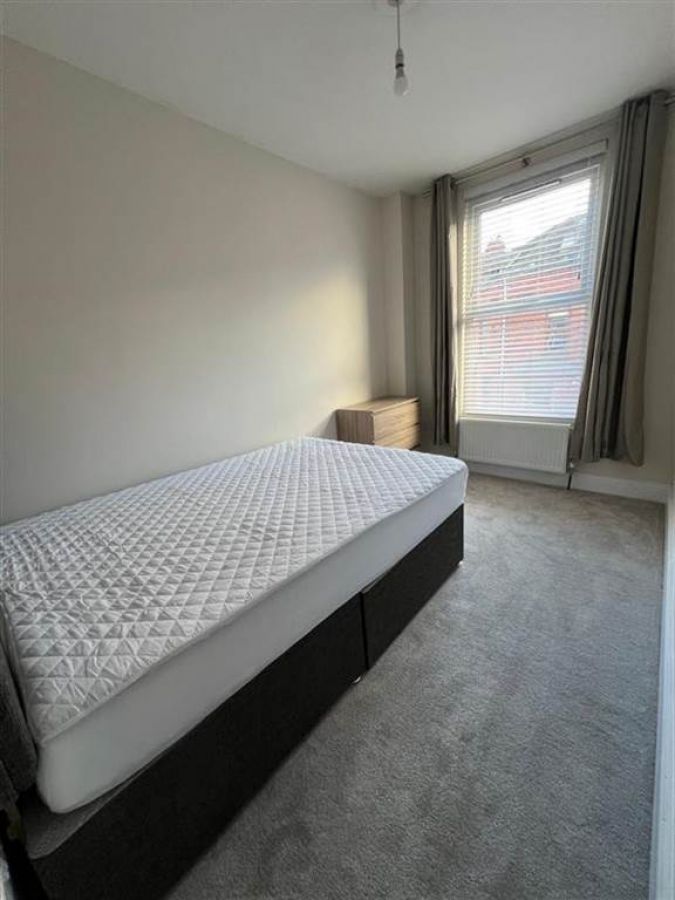 11b Rushfield Avenue