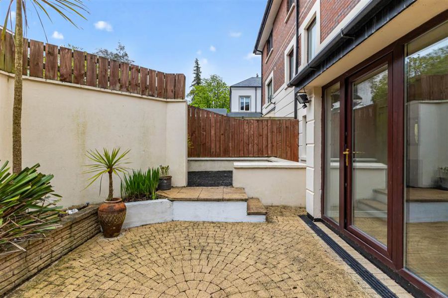 Apt 1 82A South Parade