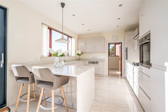 8 Royal Lodge Mews
