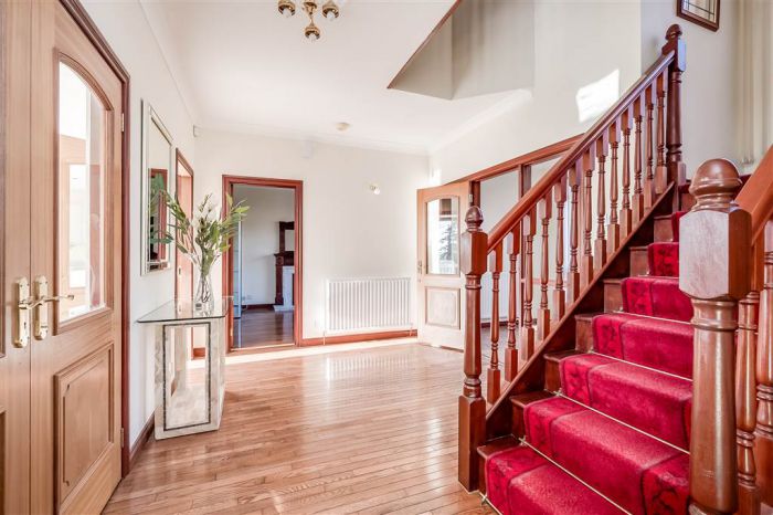 8 Royal Lodge Mews